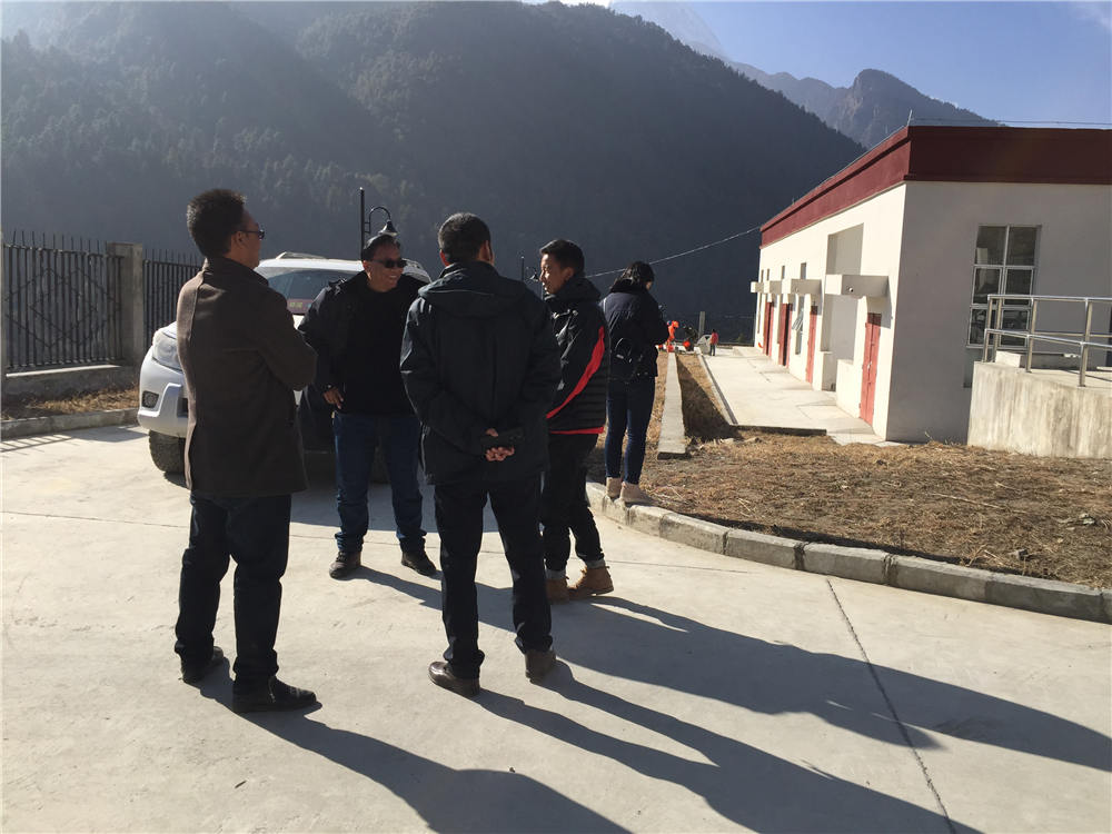 日喀則市環(huán)保督導(dǎo)組蒞臨吉隆縣污水處理廠檢查并指導(dǎo)工作，我吉隆縣環(huán)保局局長和分管縣長熊等領(lǐng)導(dǎo)陪同